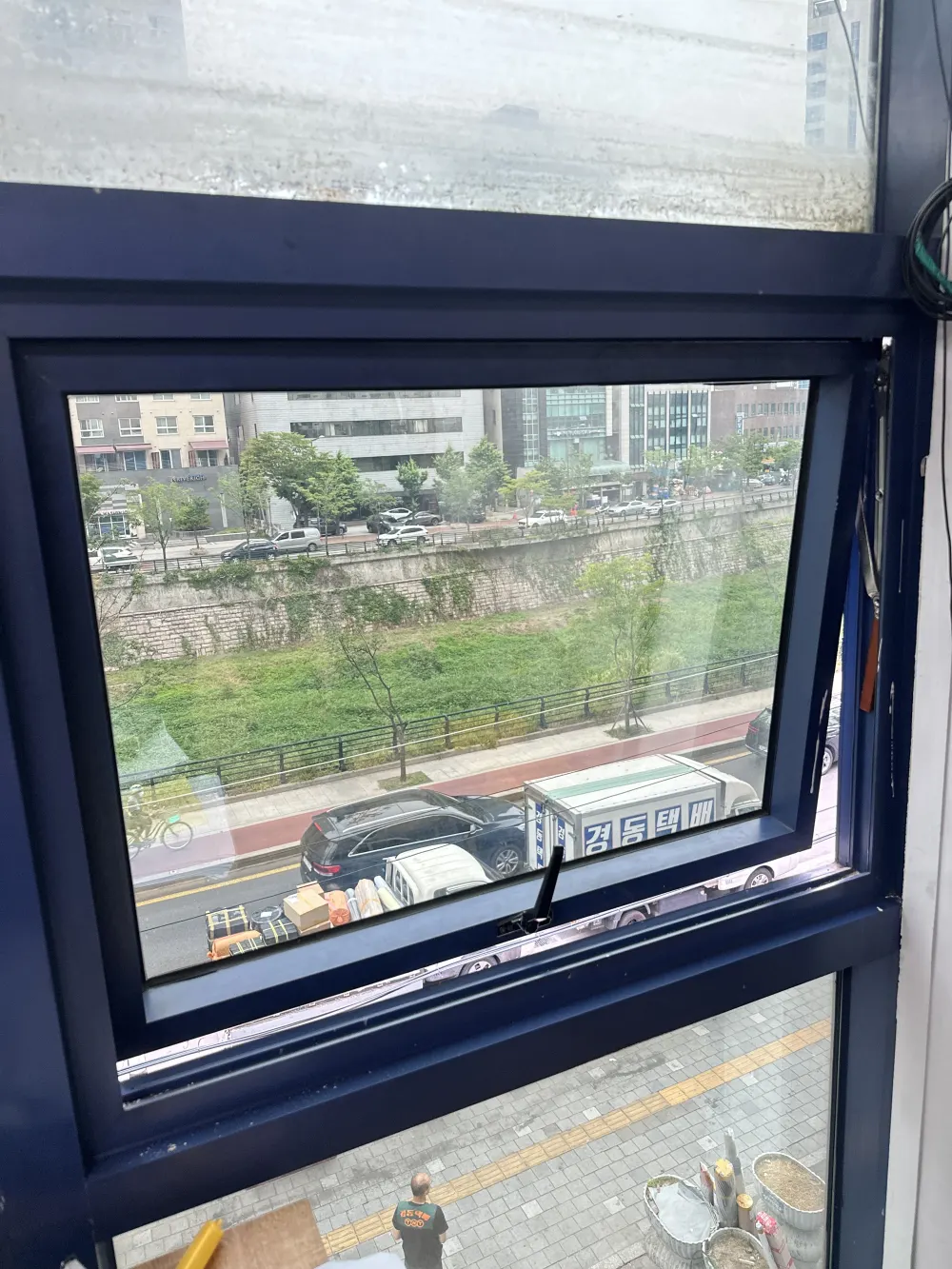 휘어진 창틀 프레임 교정 작업 경기 고양시 일산동구 장항동 시공 전